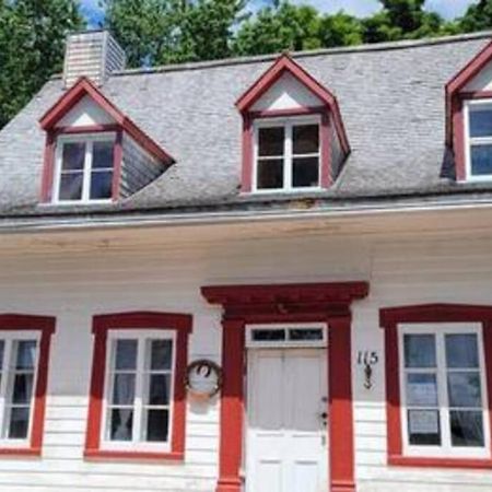 Om Chalet 1 Avec Spa Face Au Fleuve Saint-Jean Luaran gambar