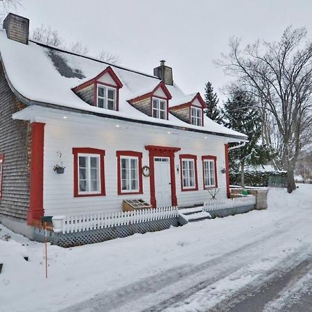 Om Chalet 1 Avec Spa Face Au Fleuve Saint-Jean Luaran gambar