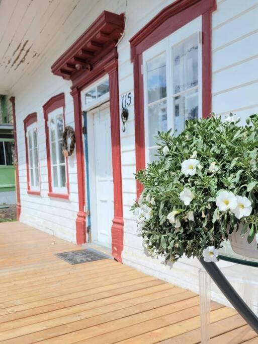 Om Chalet 1 Avec Spa Face Au Fleuve Saint-Jean Luaran gambar