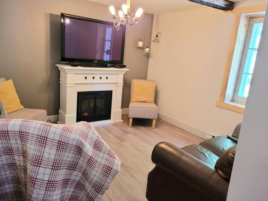 Om Chalet 1 Avec Spa Face Au Fleuve Saint-Jean Luaran gambar