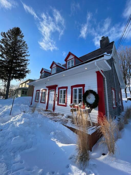 Om Chalet 1 Avec Spa Face Au Fleuve Saint-Jean Luaran gambar