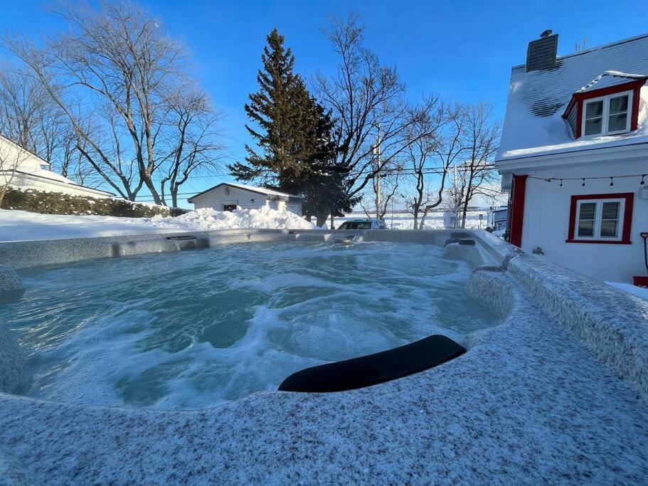 Om Chalet 1 Avec Spa Face Au Fleuve Saint-Jean Luaran gambar